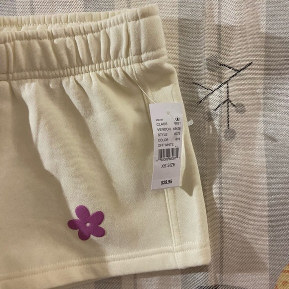 Pacsun Cream Sweatshorts - Picture 3 of 4
